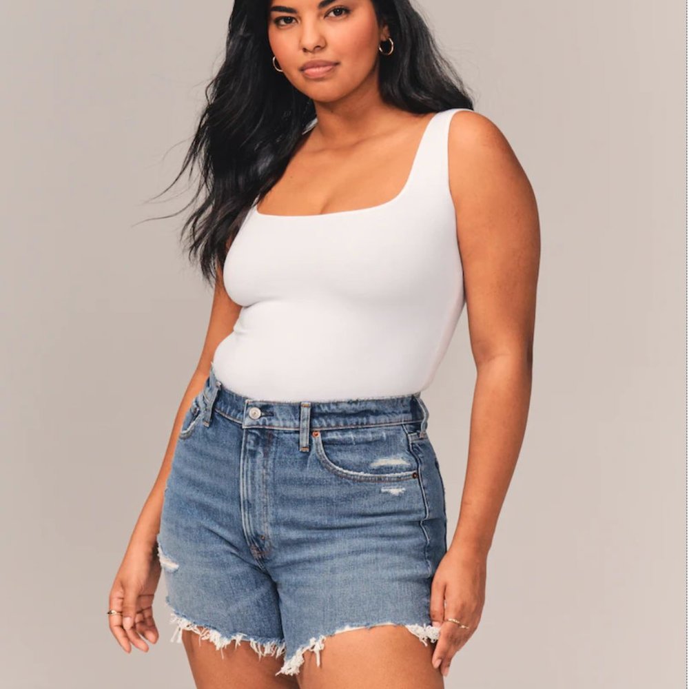 Abercrombie Curve Love High Rise 4 Inch Mom Short NWT